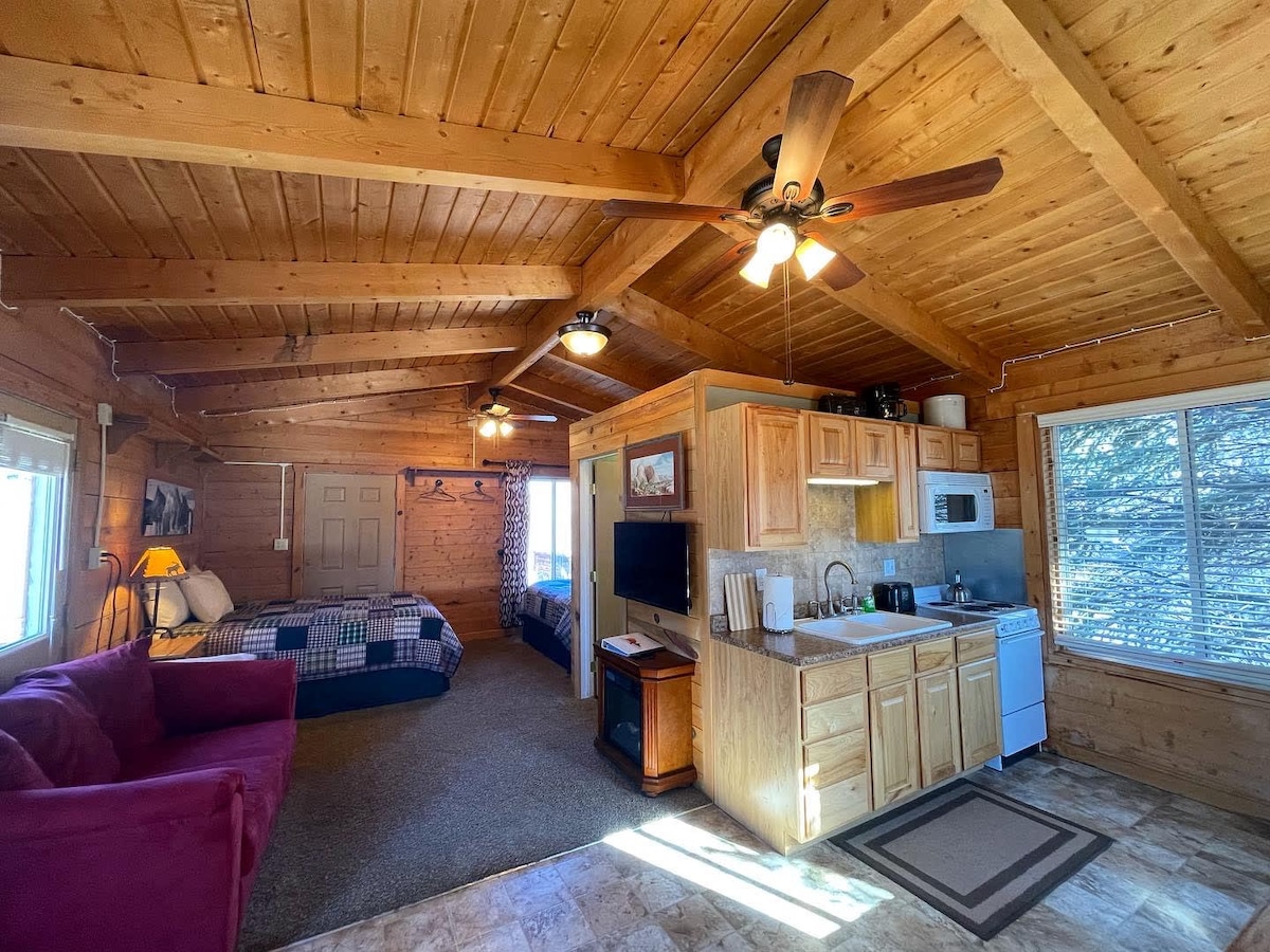 The Park Cabin at Mount Carmel Motel and RV Park