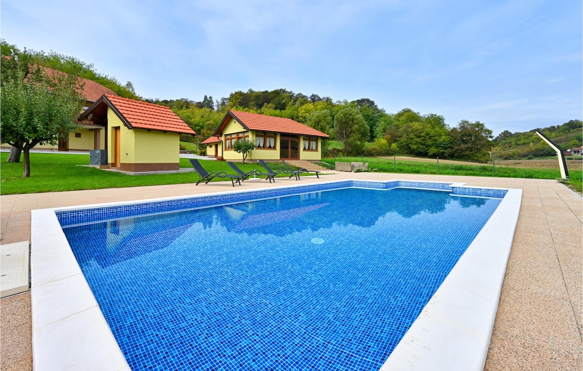 Home in Donja Pacetina with outdoor swimming pool