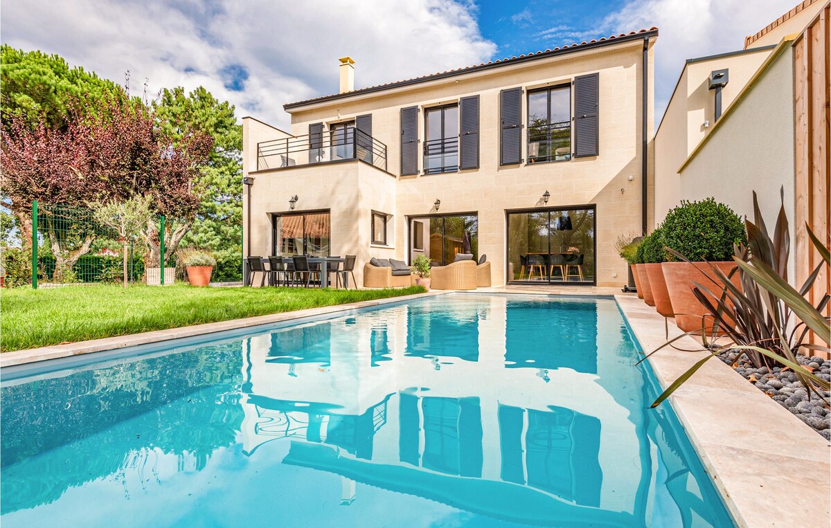 Gorgeous home in Pessac with outdoor swimming pool