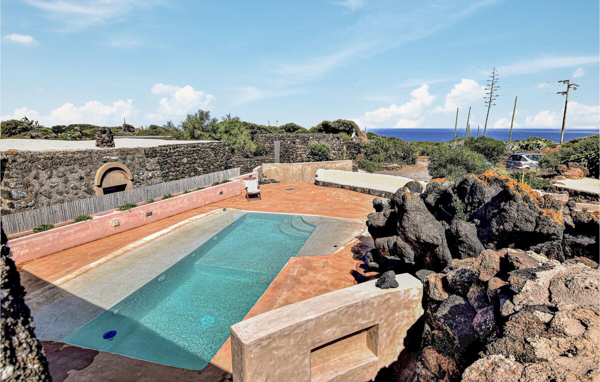 潘泰莱里亚（ Pantelleria ）很棒的房源，可进行户外游泳