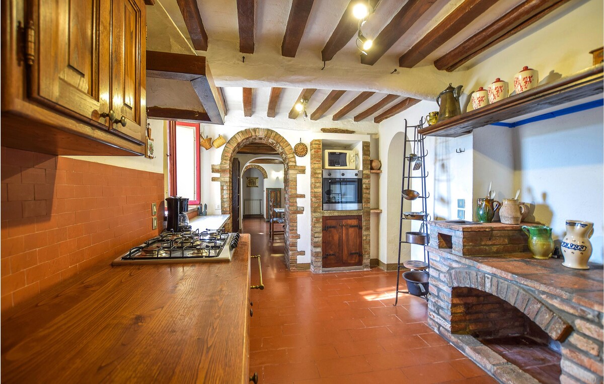 Amazing home in Camaiore with kitchen