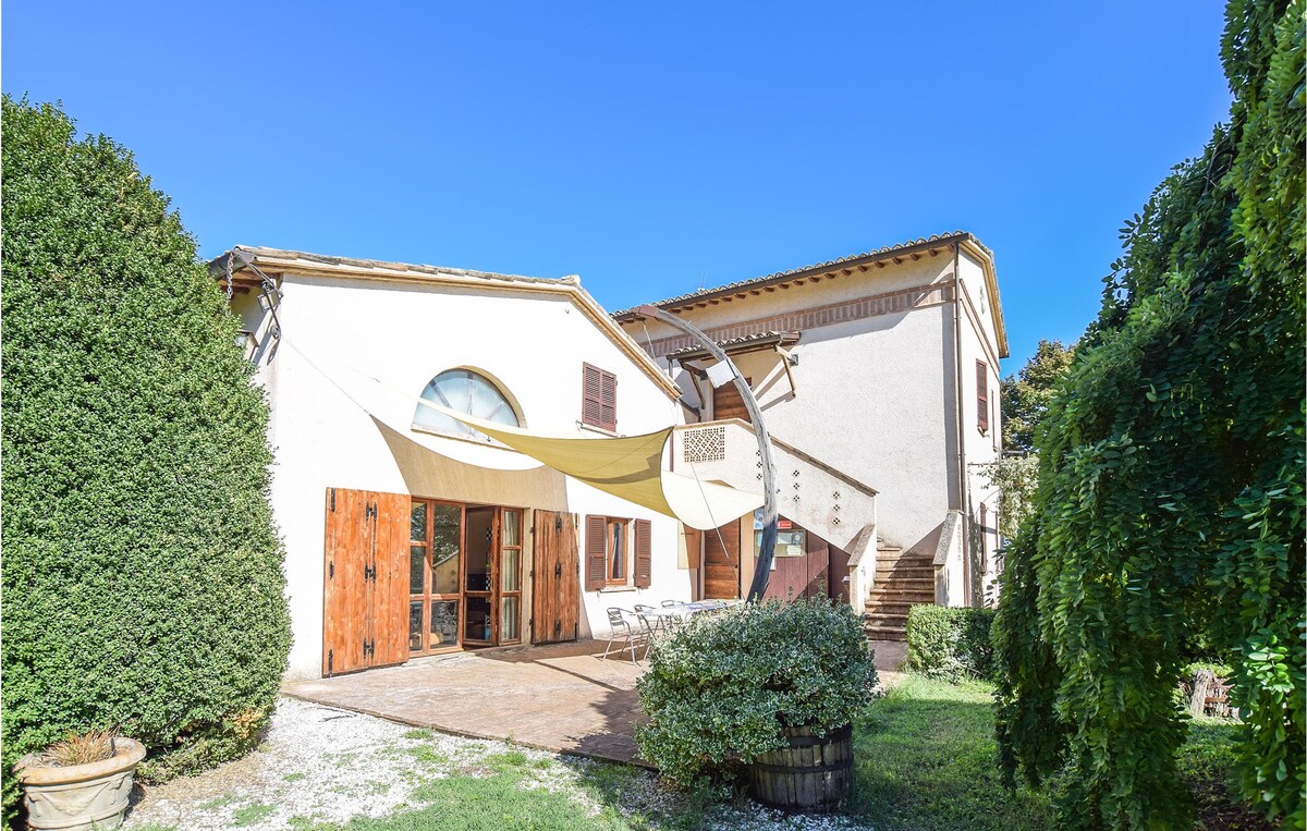 Stunning home in Spoleto , 6 Bedrooms and WiFi