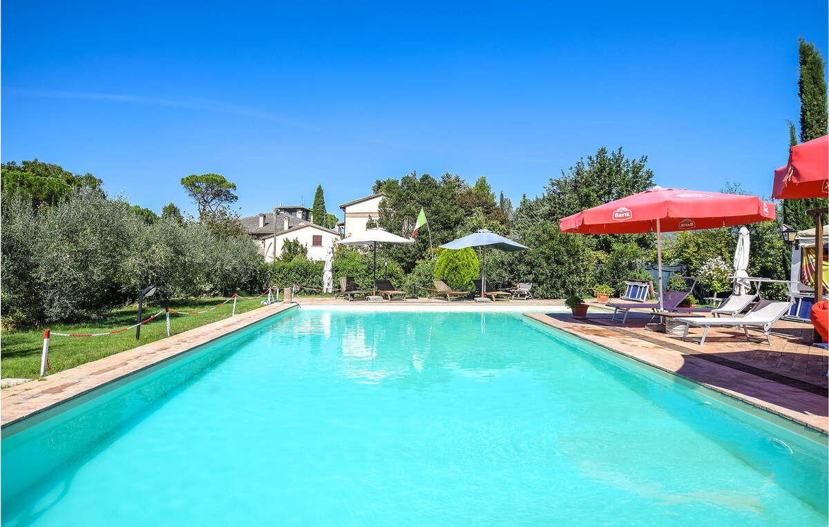 Stunning home in Spoleto , 6 Bedrooms and WiFi