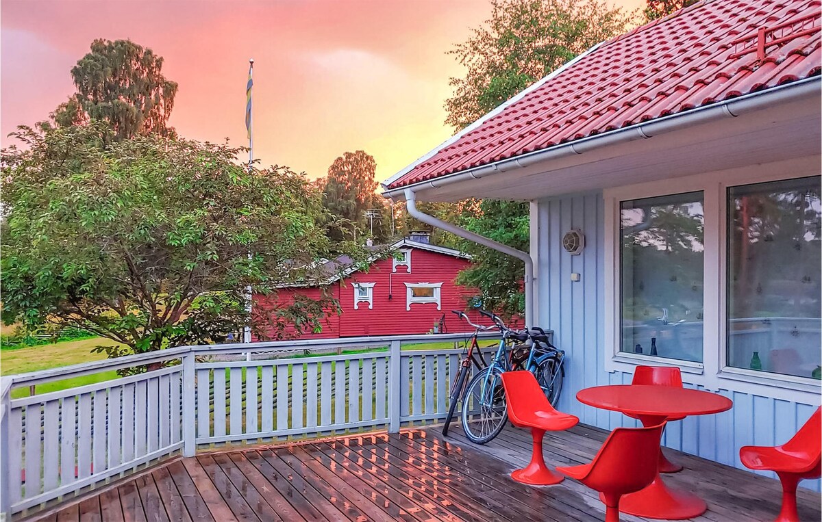 Nice home in Hökerum with sauna