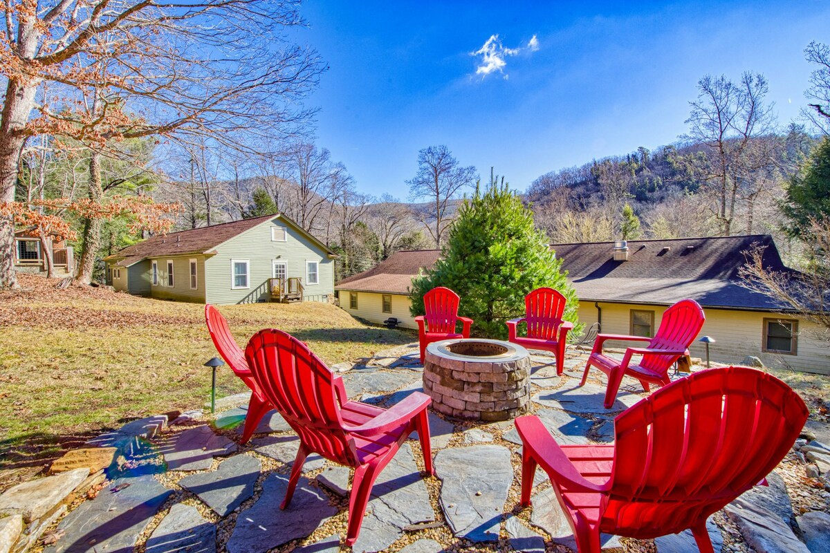 Spacious 8BR Mountainview Dog Friendly | Deck