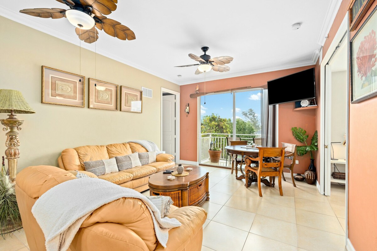 3BR Top-Floor | Pool | Roof Deck | Central AC