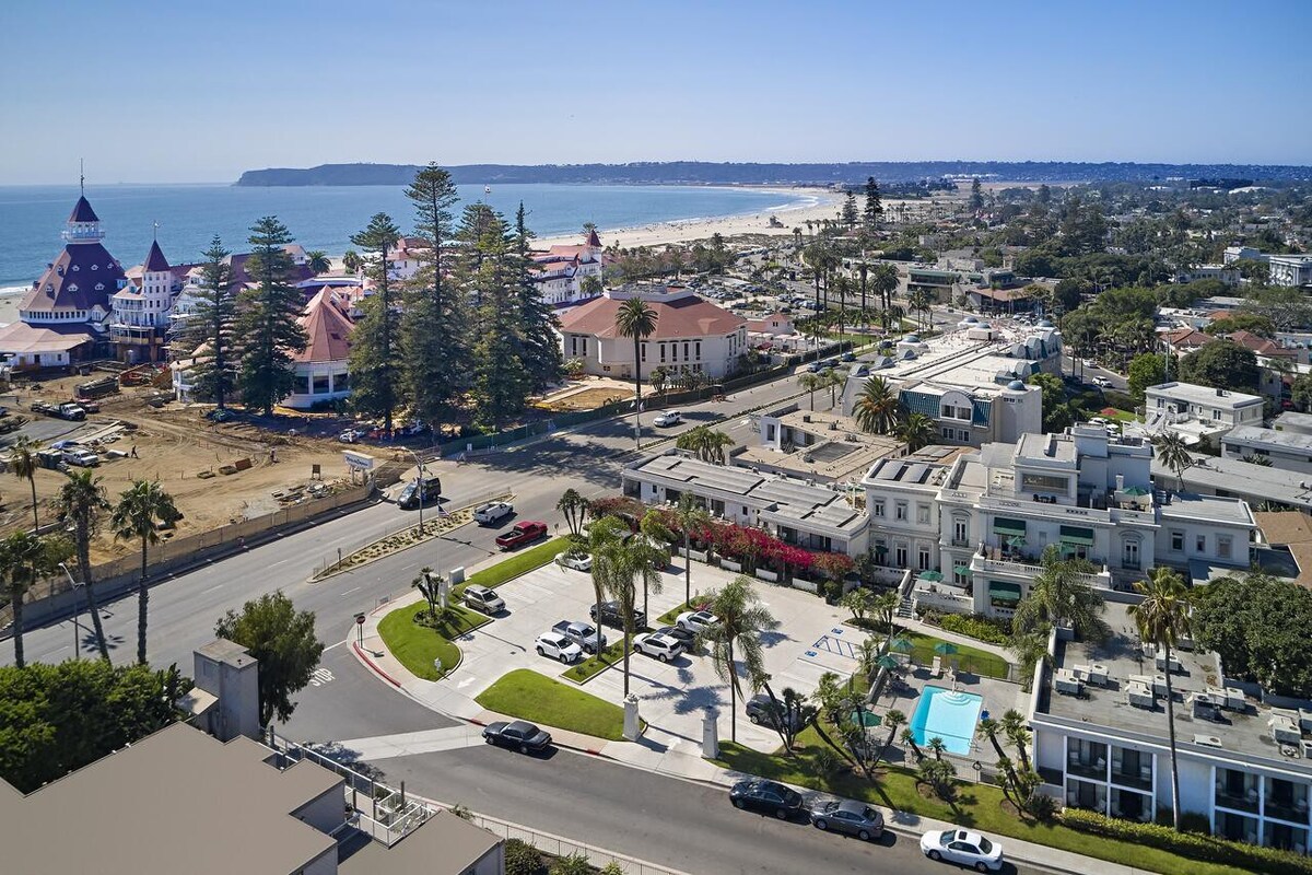 Across from Coronado Beach! 4 Classy Units, Pool