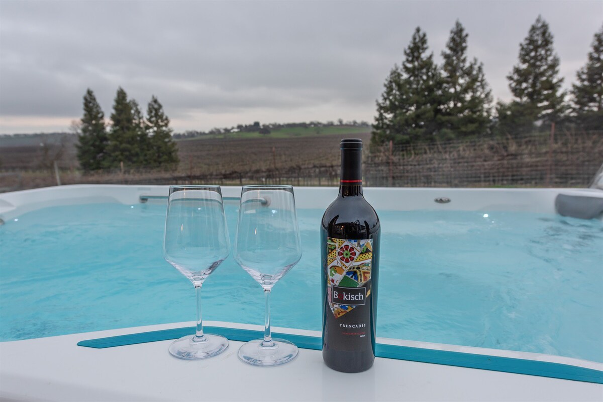 Hot Tub, Close to Wine & Lakes, Beautiful Views!