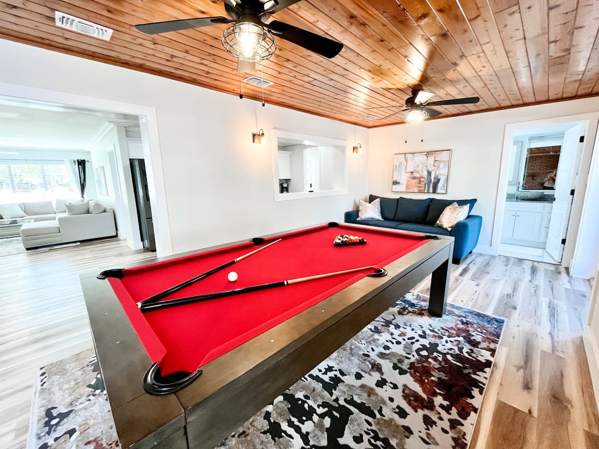 Modern Pool Home W/ Hot Tub AND Pool Table!