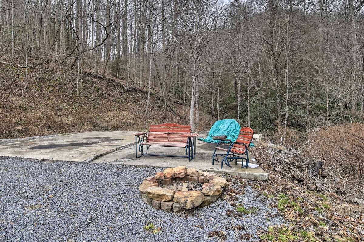 Mullens Cabin w/ Gas Grill & Mountain Views!