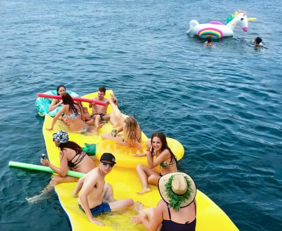 坎波湖阳光明媚的日子，热水浴池，湖滨皮划艇
