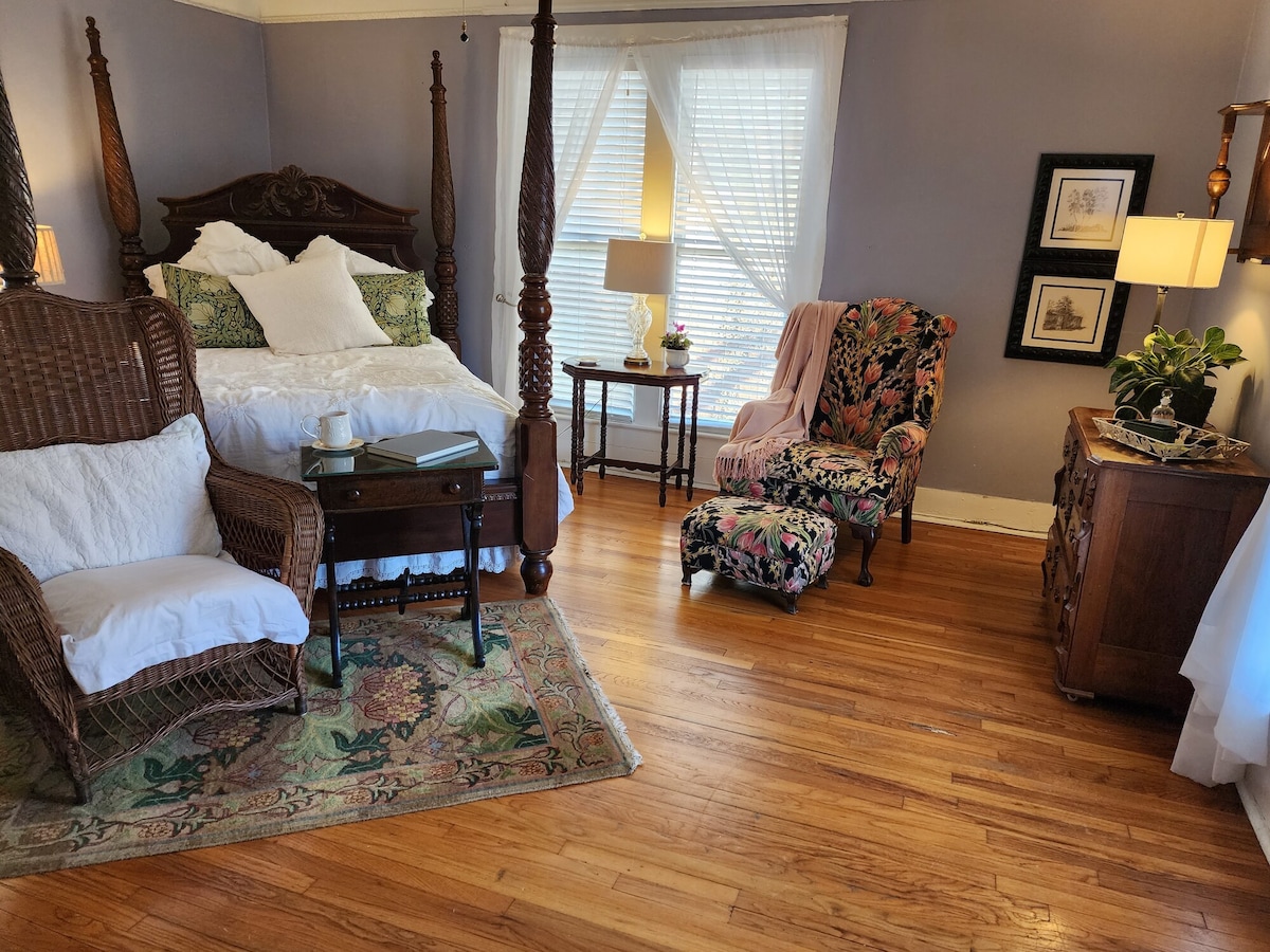 Luxurious Suite in Historic B&B