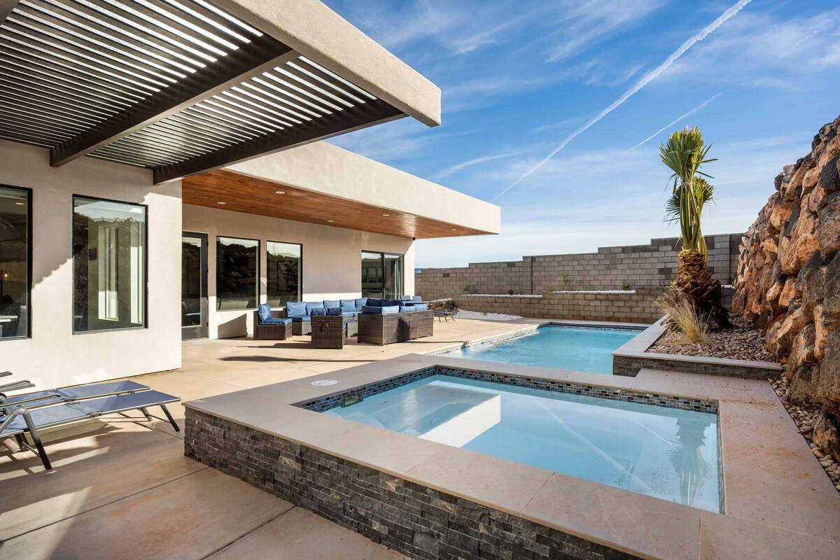 Slice of Heaven: Private Pool and Hot Tub