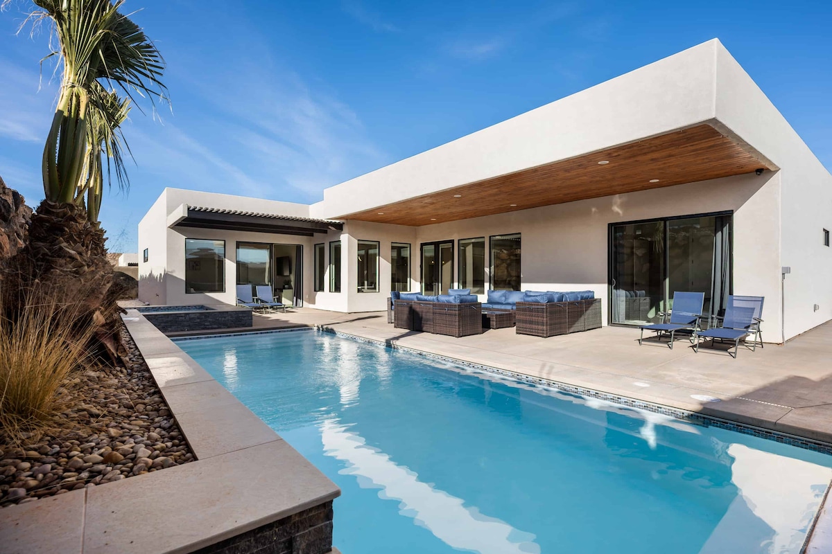 Slice of Heaven: Private Pool and Hot Tub