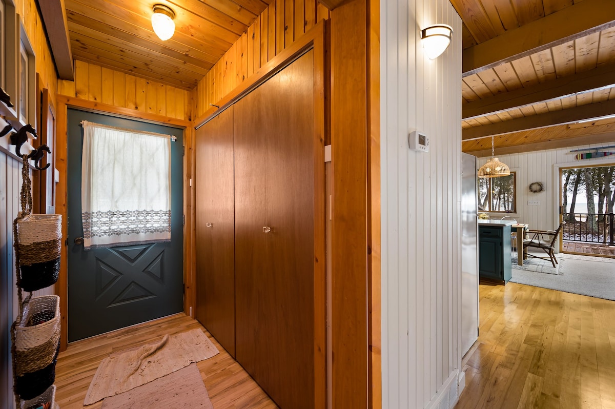 Snug Life - Sturgeon Bay Lakefront Cabin