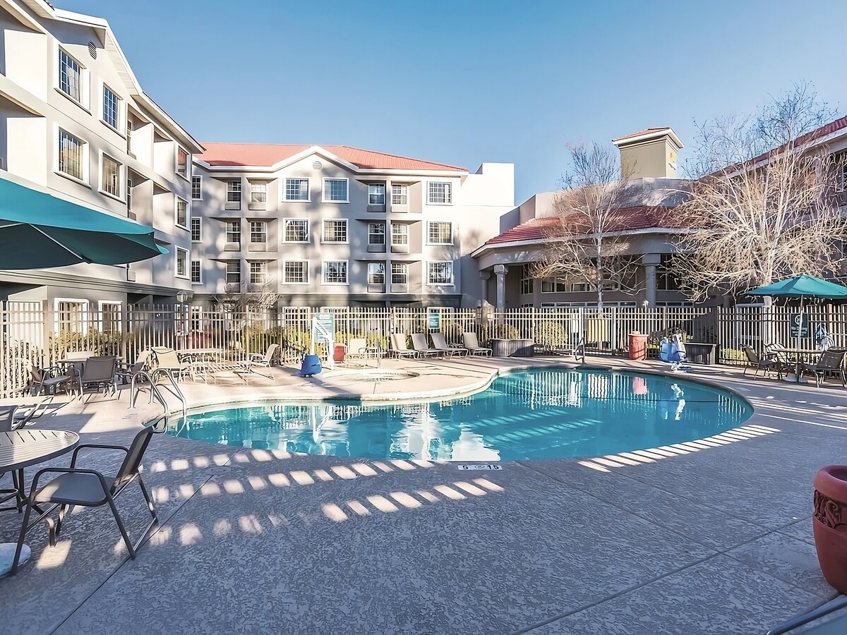 2 Pet-Friendly Units! Free Parking, Outdoor Pool