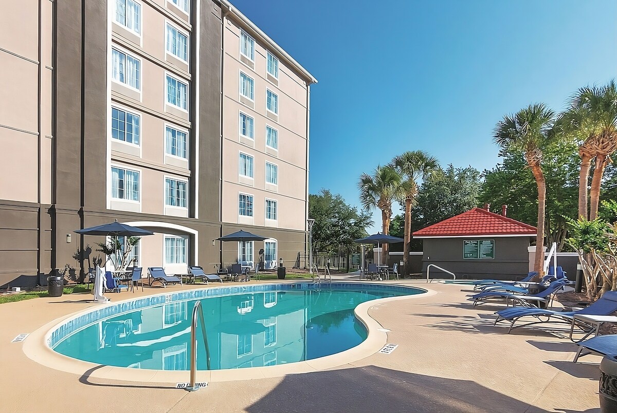 Tour Around Orlando! Free Parking, Onsite Pool