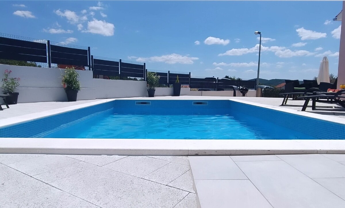 Holiday Home Gabi-ThreeBedroom with Terrace&Pool