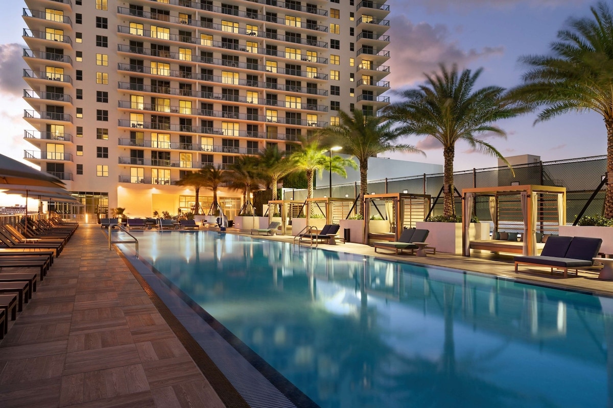 Your Relaxing Getaway Awaits! Pool, City View!