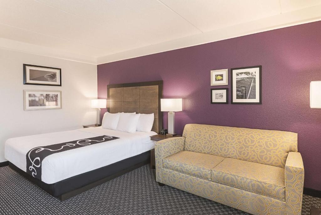 King Bed at La Quinta Inn by Wyndham Arlington