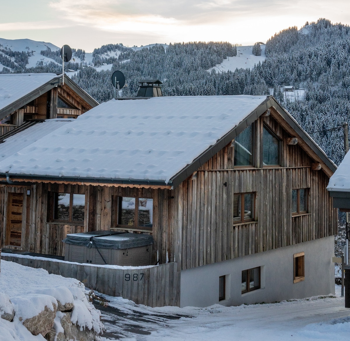 Chalet Abeille- Minutes to Les gets -Sleeps 12-14