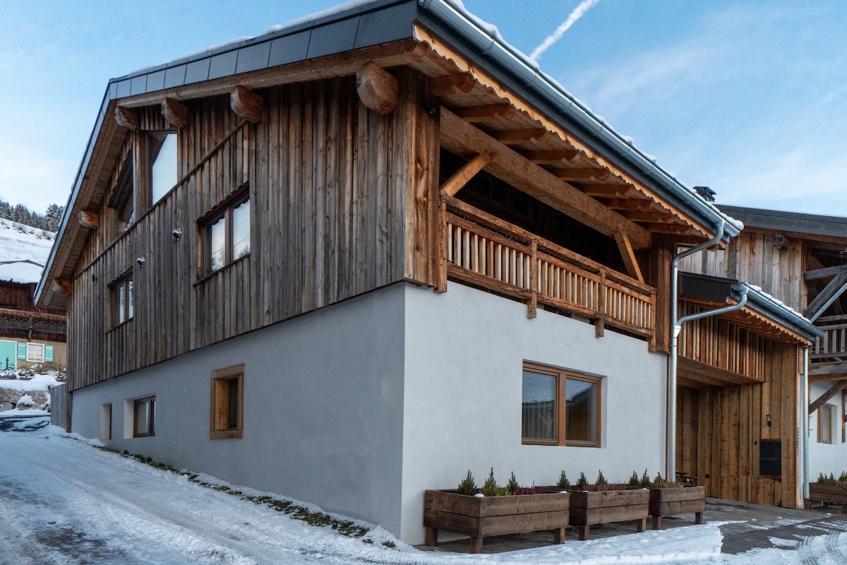 Chalet Abeille- Minutes to Les gets -Sleeps 12-14