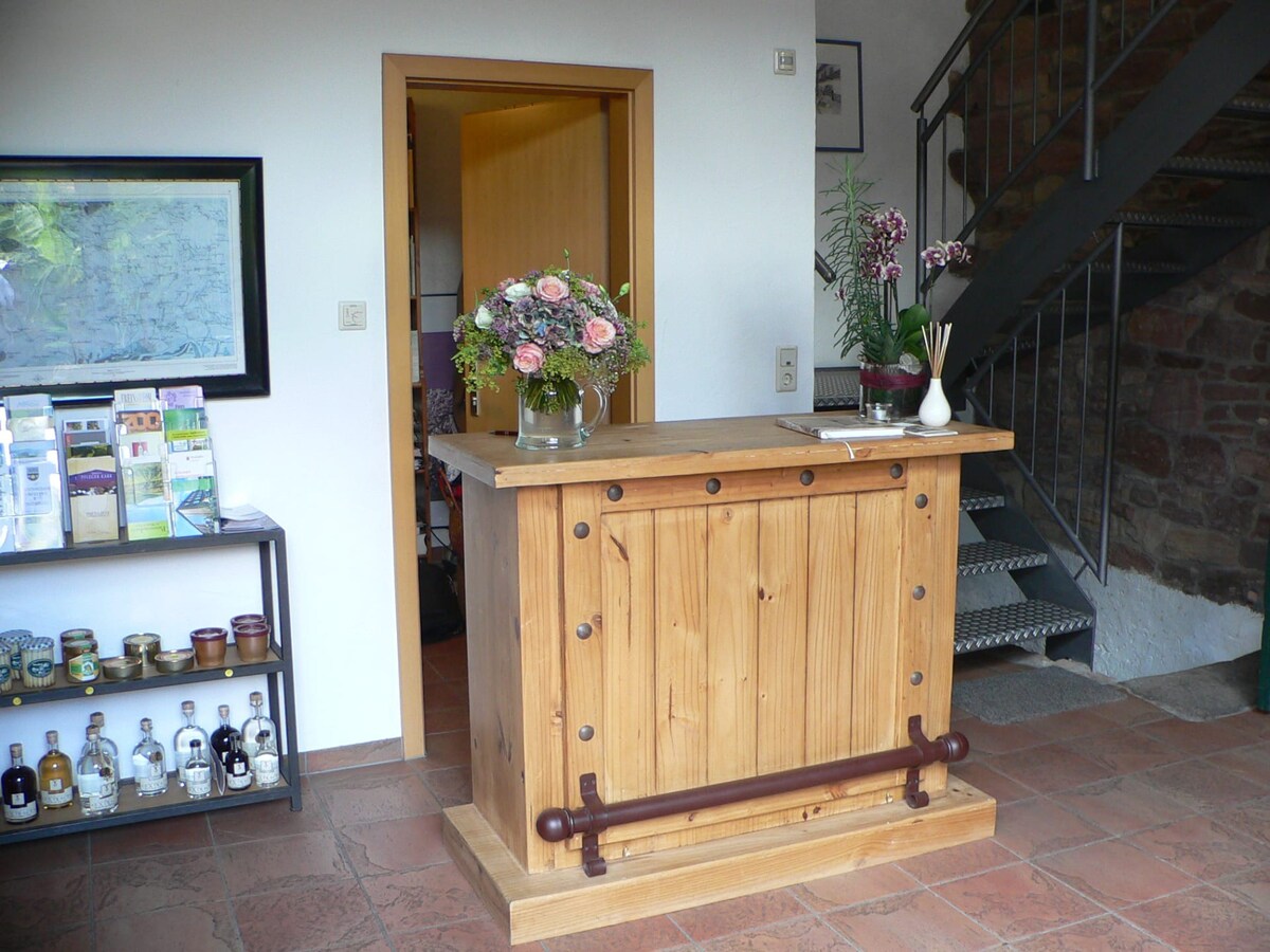 Alter Winzerhof Weisenheim am Berg Twin - Room