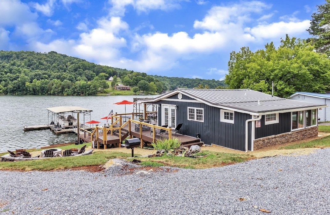 Cute & Cozy on the Lake