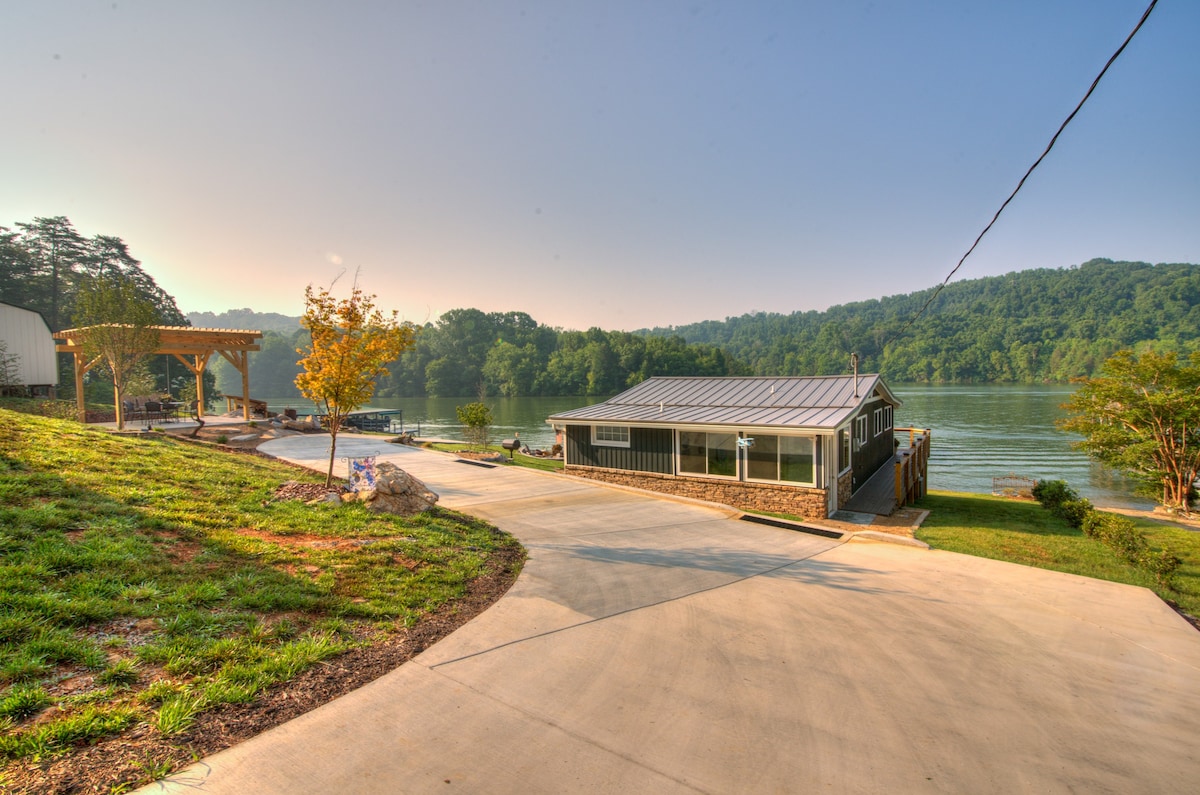 Cute & Cozy on the Lake