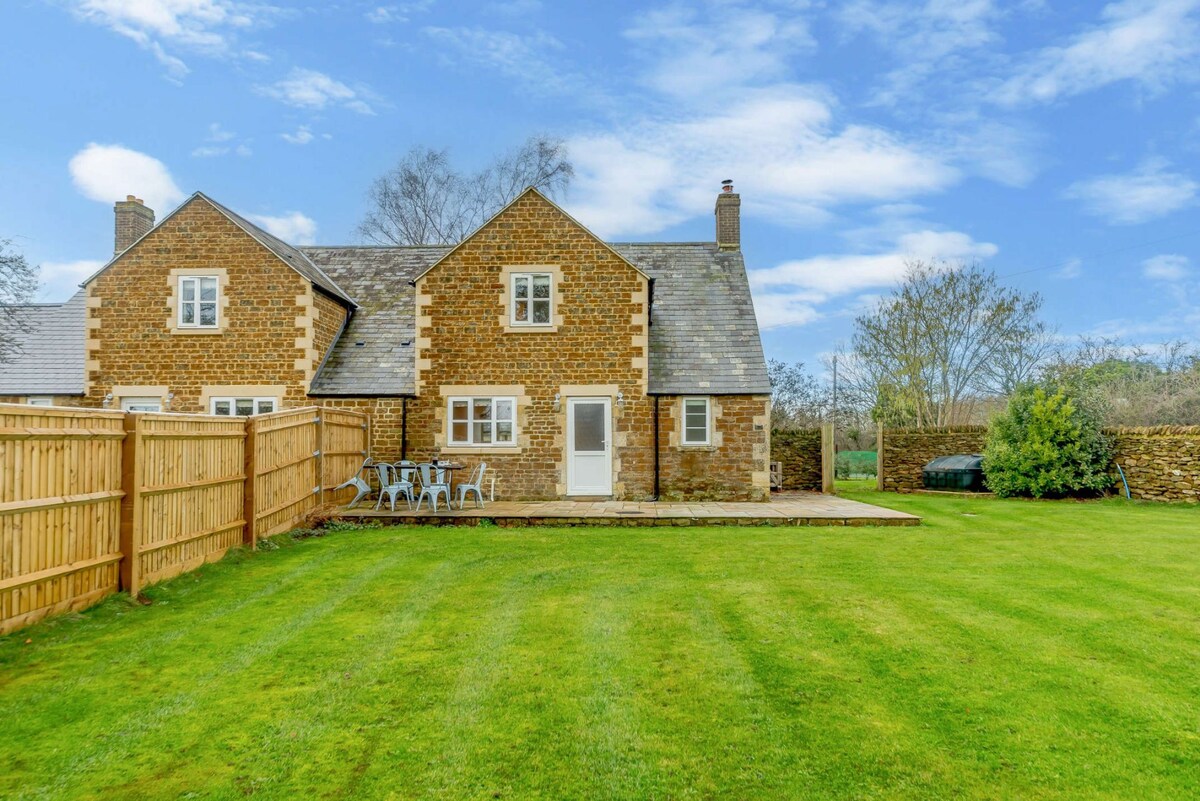 Cotswold cottage with large garden - 1 Manor Farm