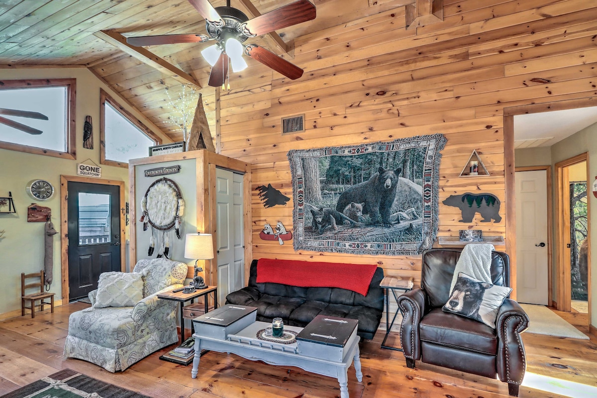 Cozy Murphy Cabin w/ Fire Pit + Deck