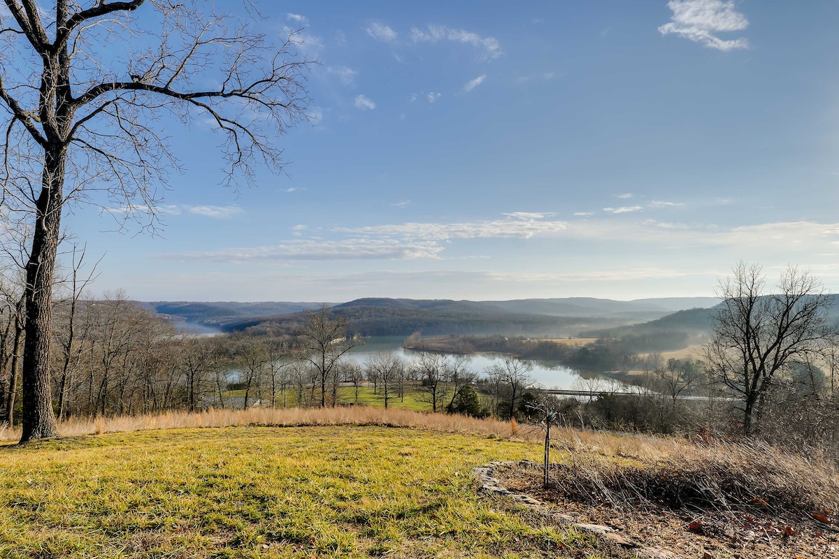 Scenic Retreat Half Mi to Table Rock Lake!