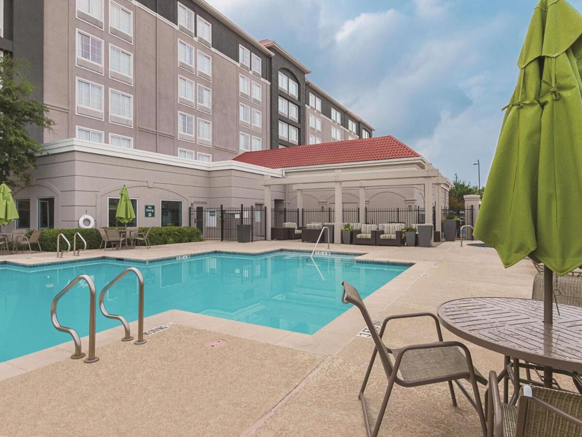 Explore Texas! 2 Units W/ Pool View! Parking!