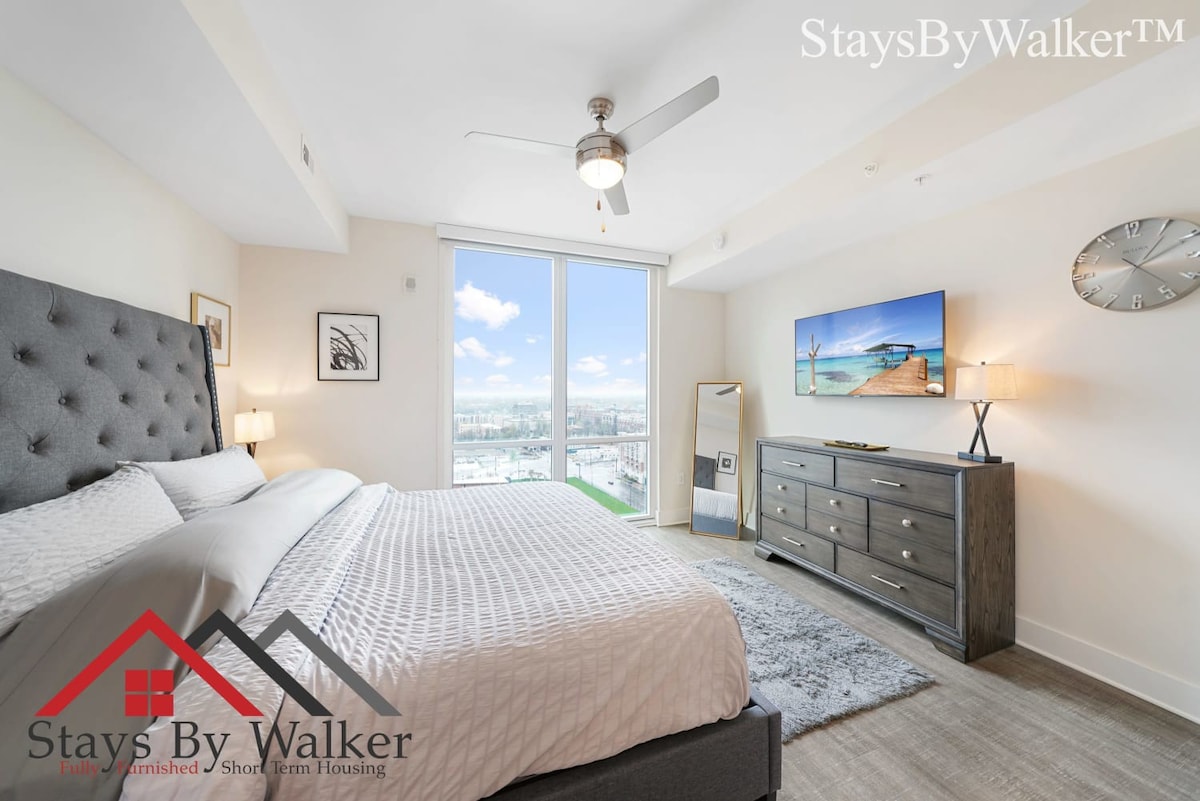 StaysByWalker Studio-King Bed! Roof Top Pool! Gym!