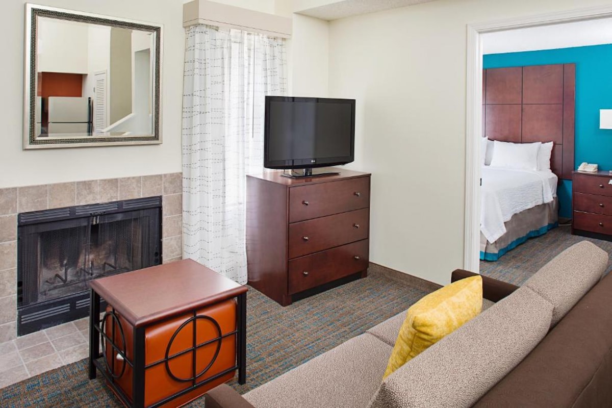 2卧双层阁楼，配备1张加大双人床、1张标准双人床和1张标准双人床和沙发床，位于西雅图南图威拉（ South Tukwila ）