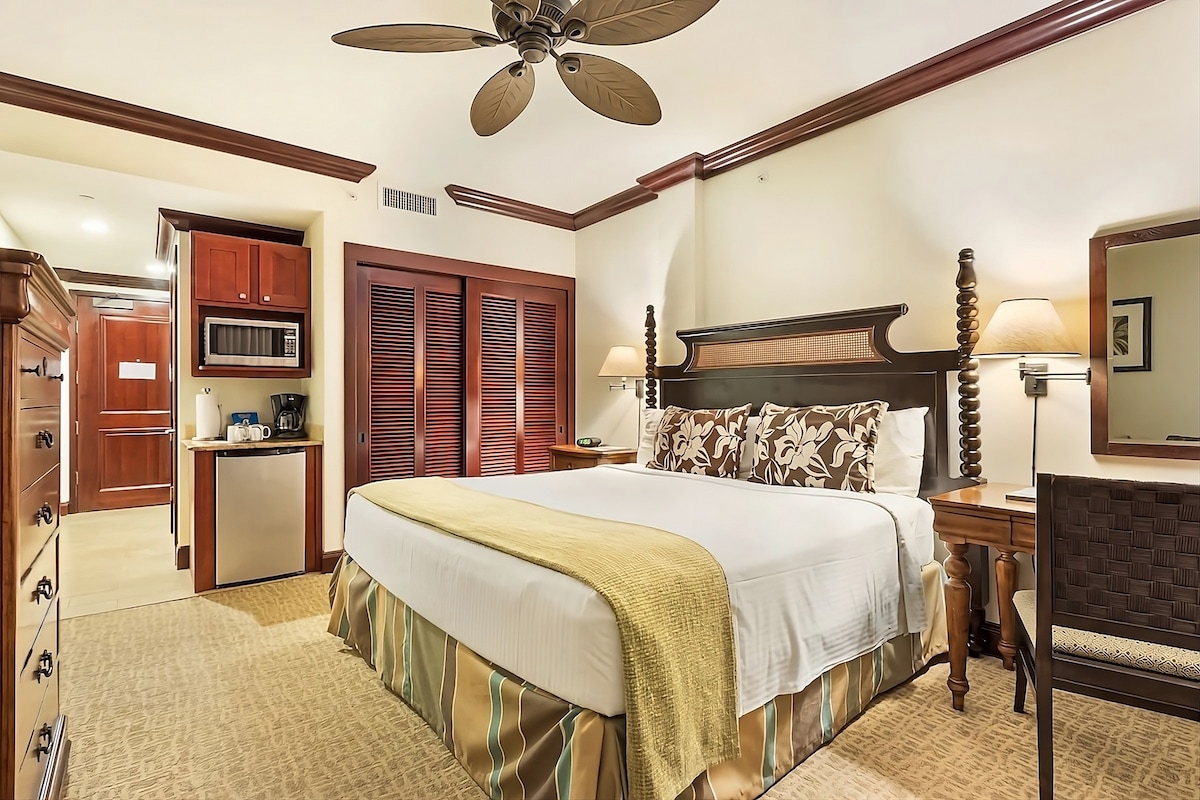 Wake up in Hawaii! Stylish Unit with Pool!