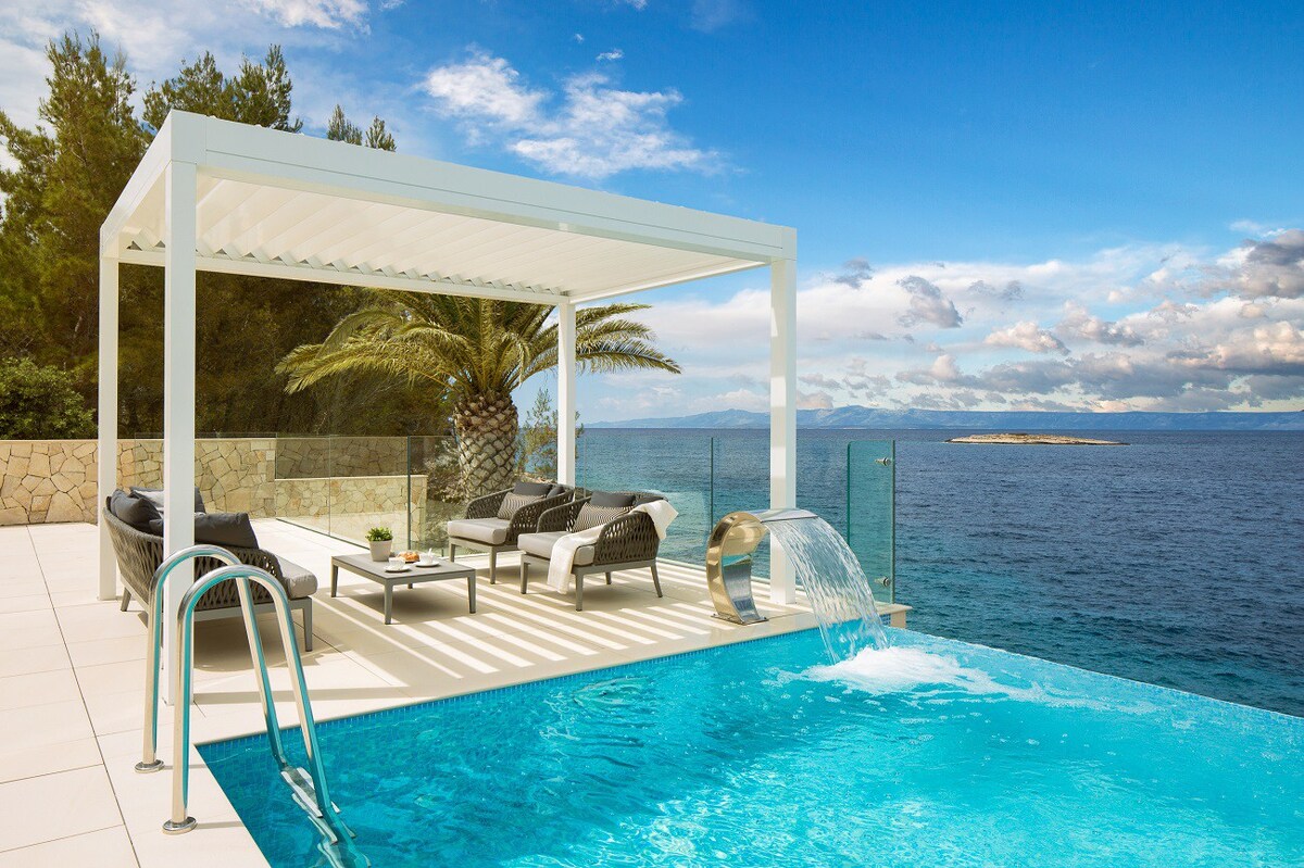 Highly luxurious villa with private infinity pool,