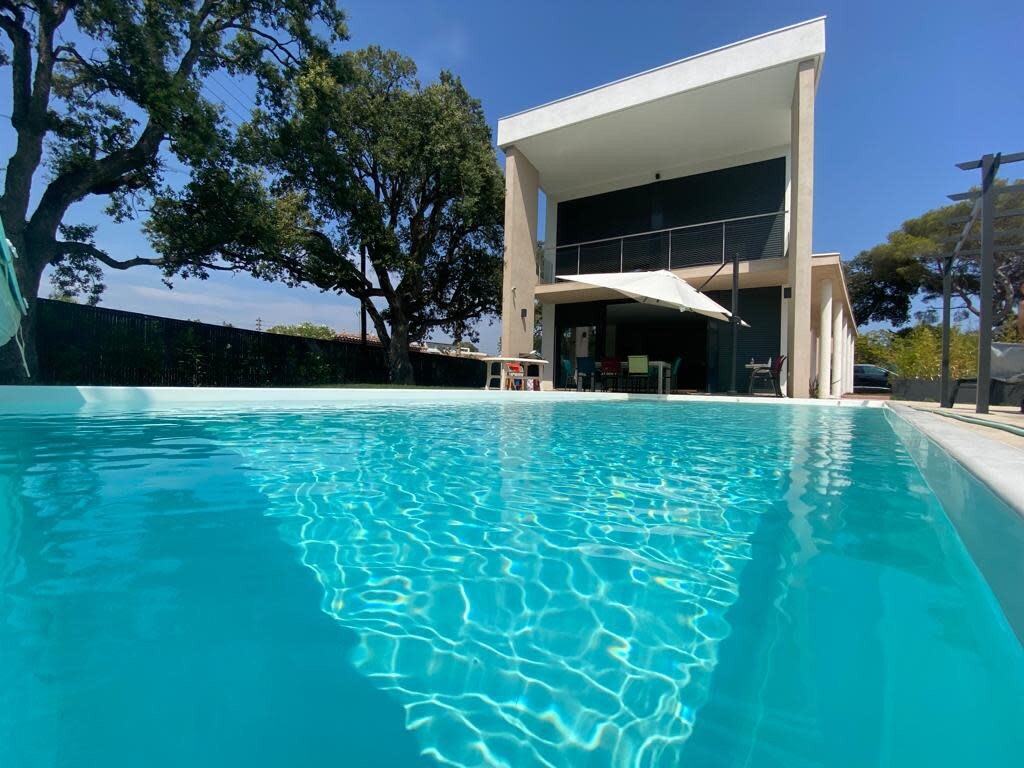 美丽的现代空调别墅泳池