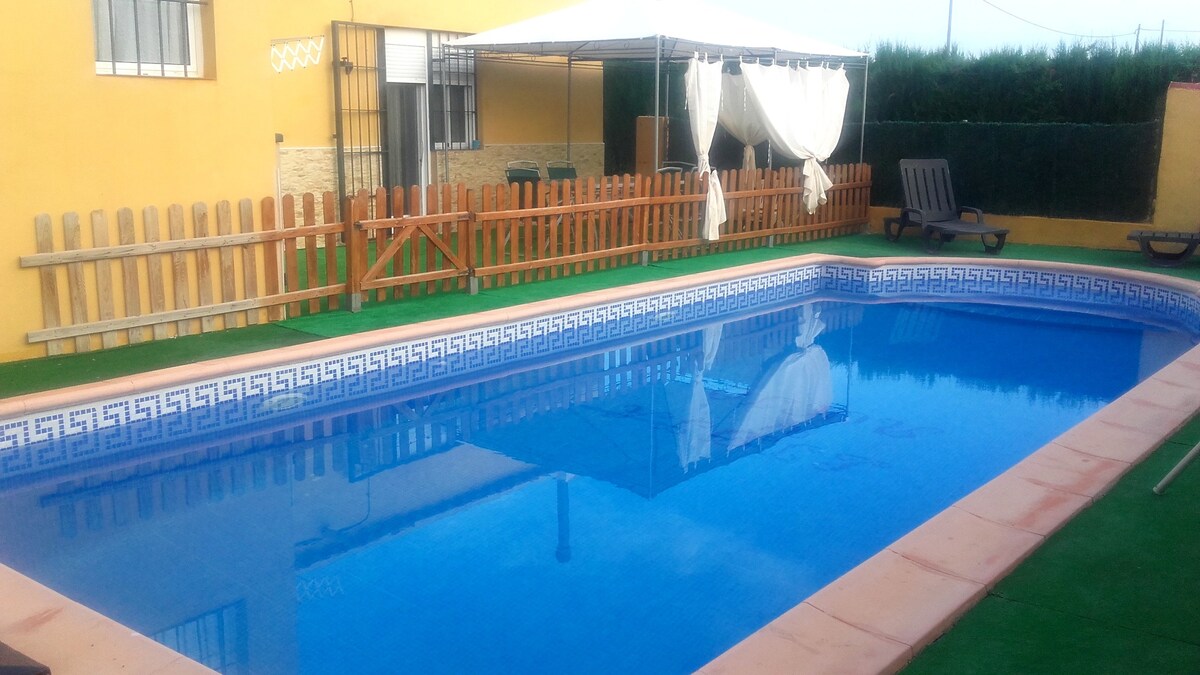 House 2 km away from the beach with swimming-pool