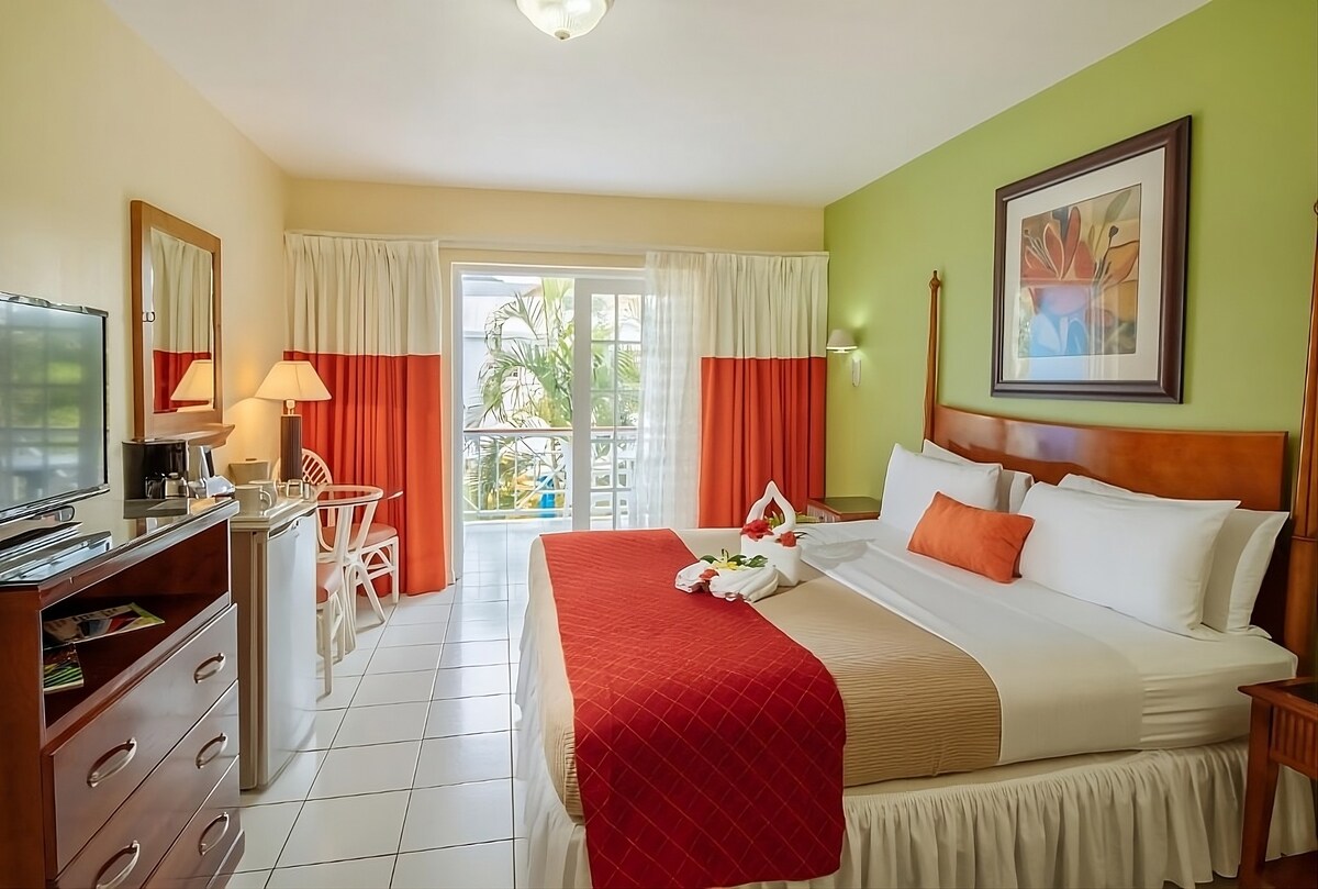 Ideal Mix of Comfort and Value! Free Parking, Pool