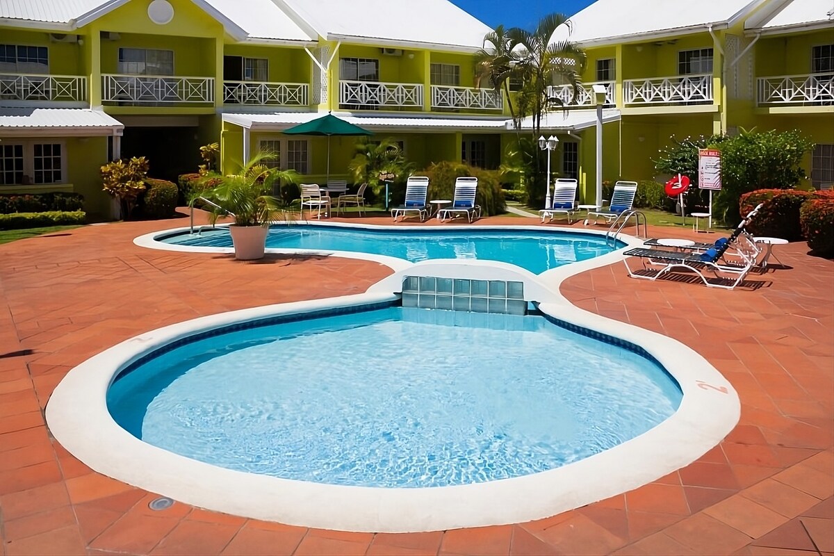 Relax and Recharge! Kitchen, Outdoor Pool