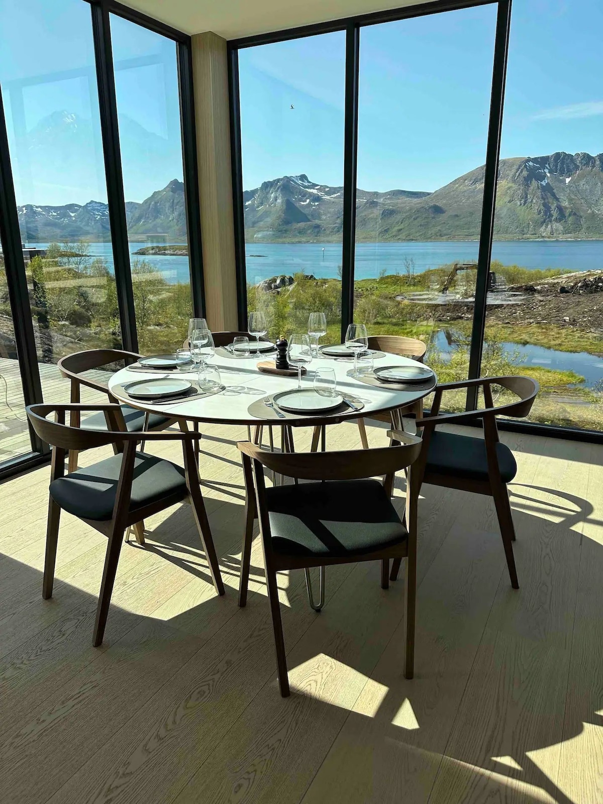 Seafront cabin with jacuzzi in Lofoten