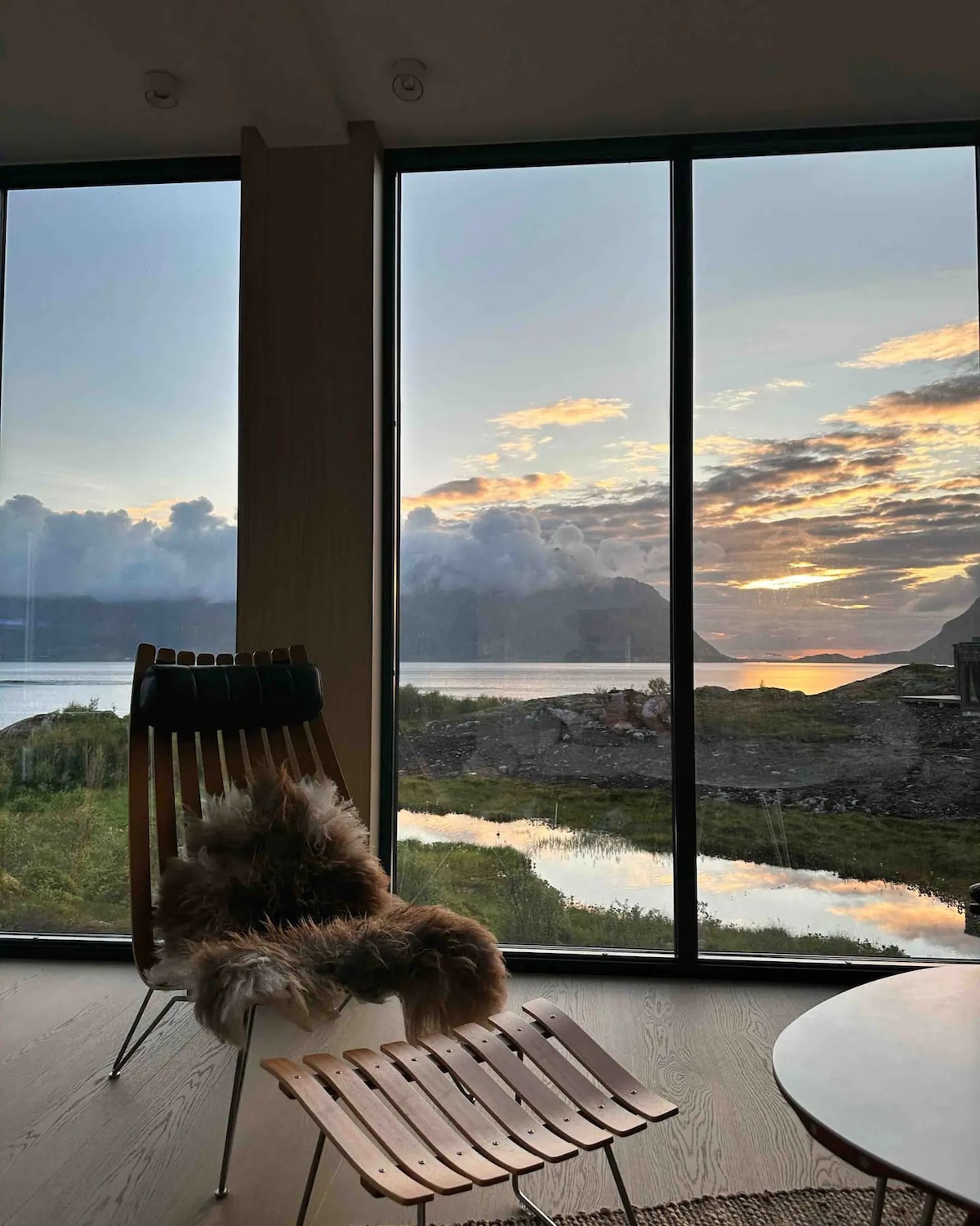 Seafront cabin with jacuzzi in Lofoten