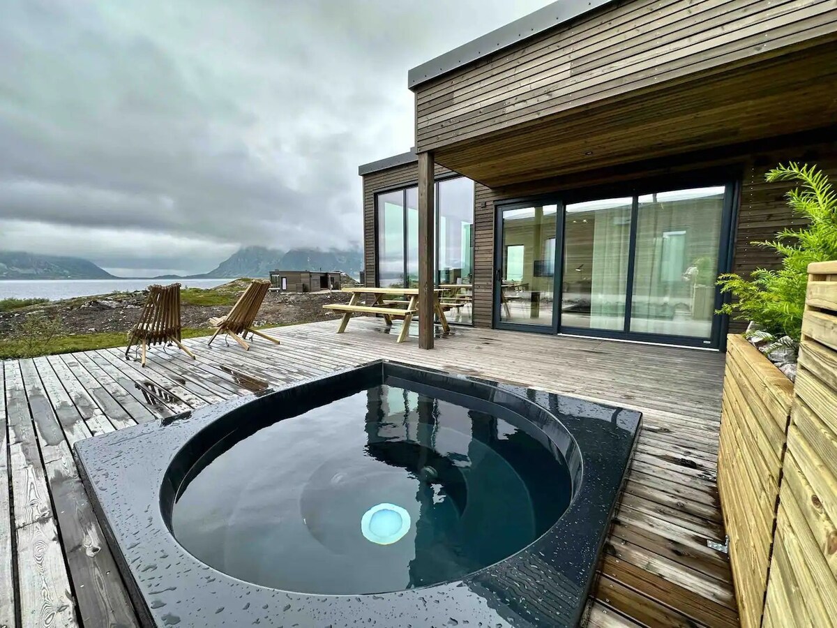 Seafront cabin with jacuzzi in Lofoten