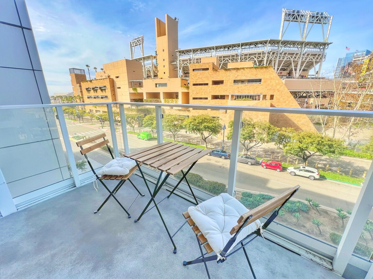 Stunning Apartment by Petco Park!
