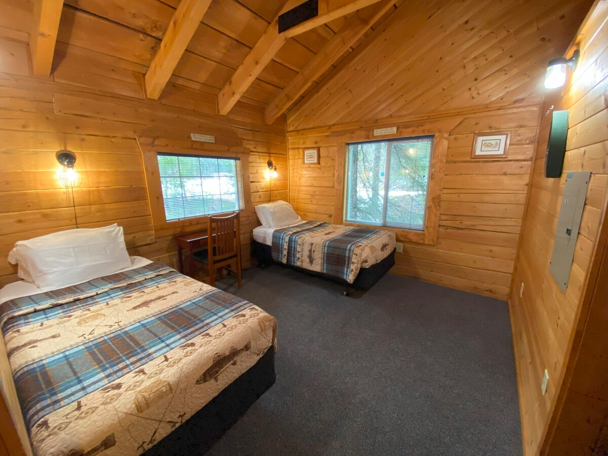 Box Canyon Cabin "渔人小屋" - 3张床，无线网络