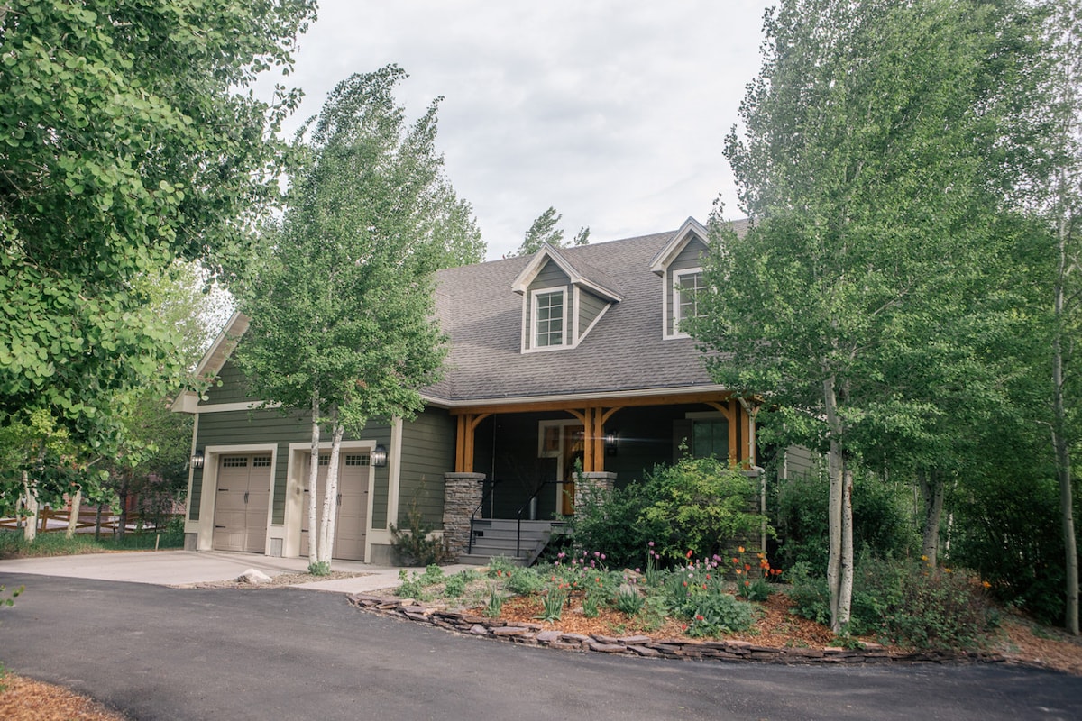 "Creekside Cottage" w/ Rustic Cabin (Sleeps 25)