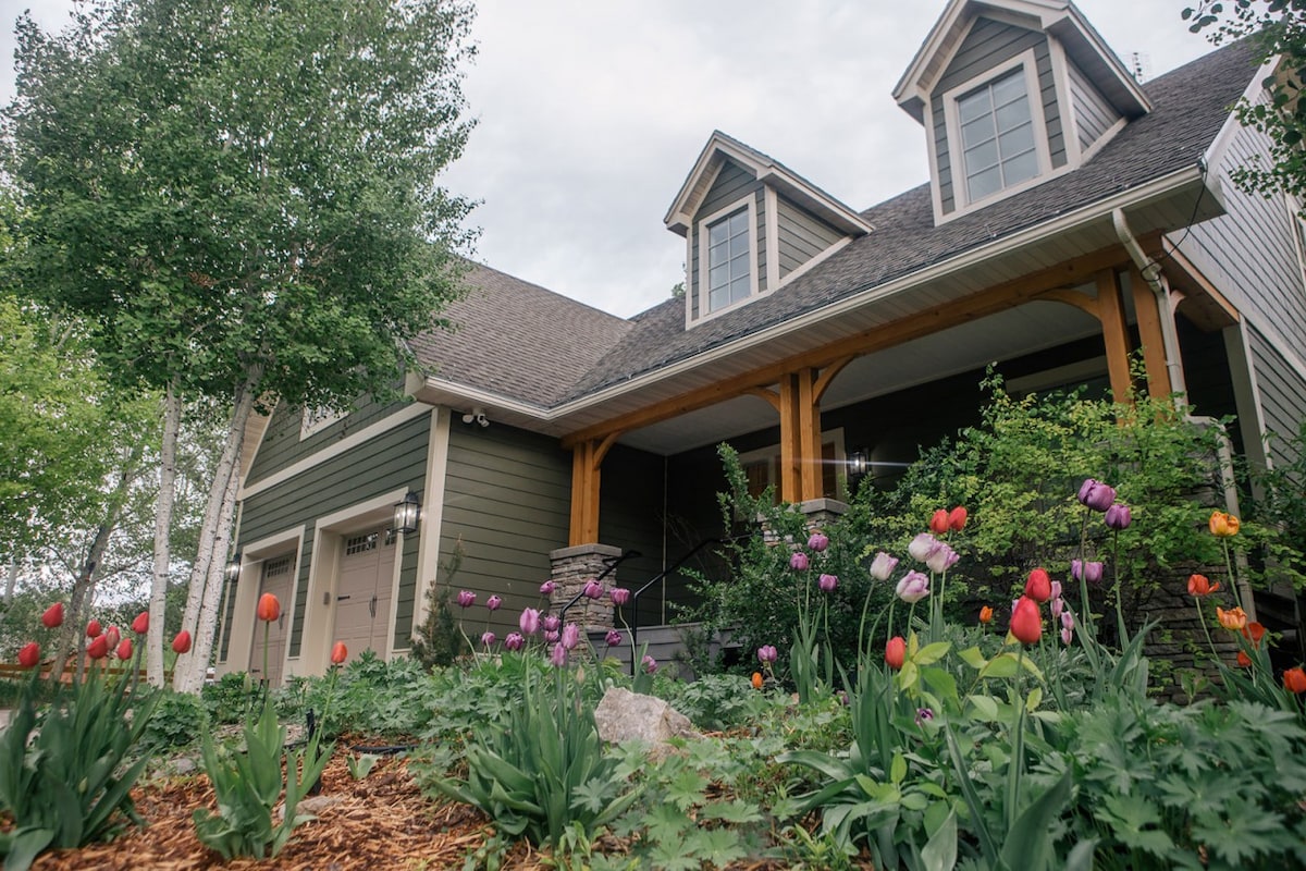 "Creekside Cottage" w/ Rustic Cabin (Sleeps 25)