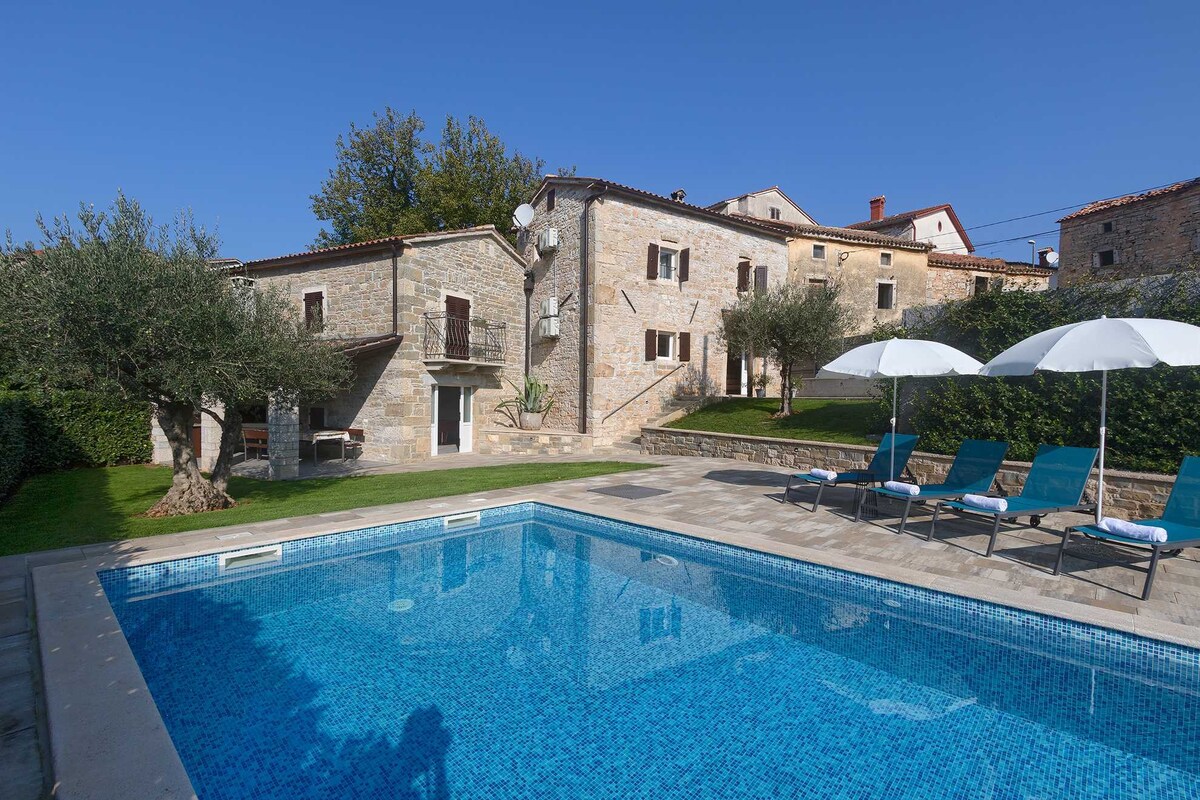 Charming Traditional Villa Zoro in an Olive Garden