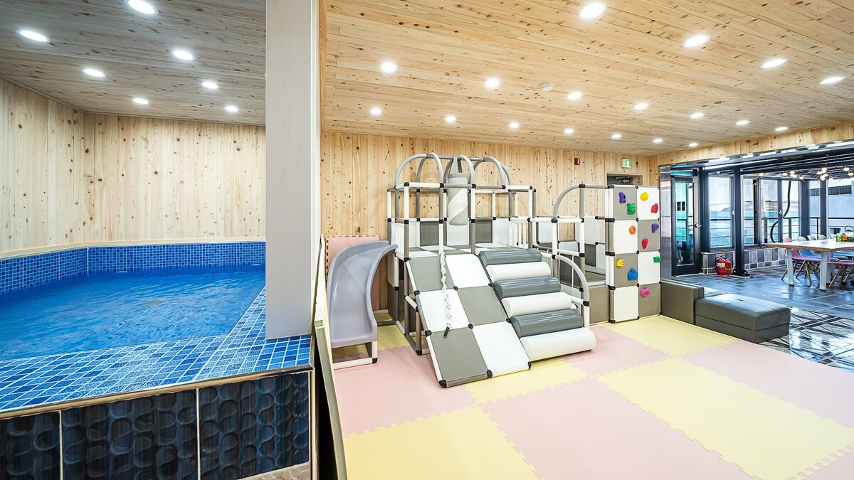 실내수영장이 구비되어 있어 아이들이 좋아하는 단체룸(201+202)